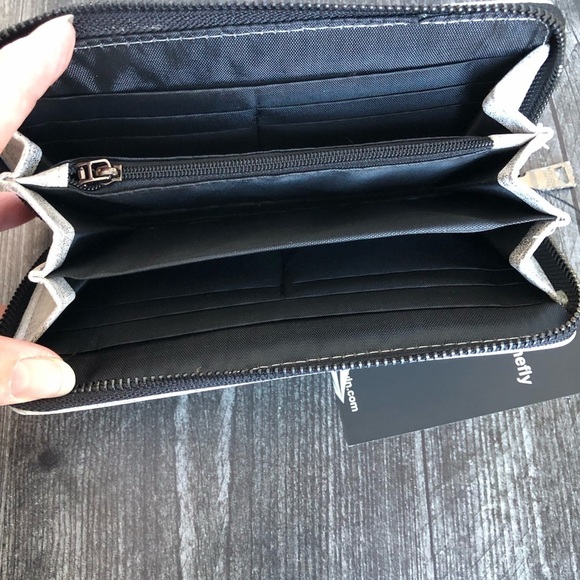 Think Roylin Wallet Metallic Silver Zip Around - Picture 7 of 12